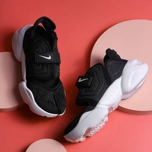 ✨NIKE✨Aqua Rift Split Toe Sneaker
